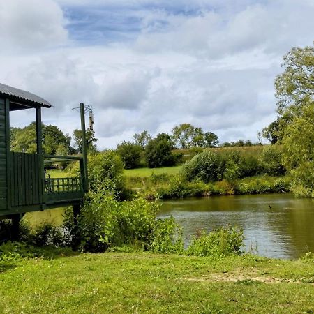 Charming Tranquil Shepherds Hut With Lakeside Balcony 'Roach' Uckfield Eksteriør billede