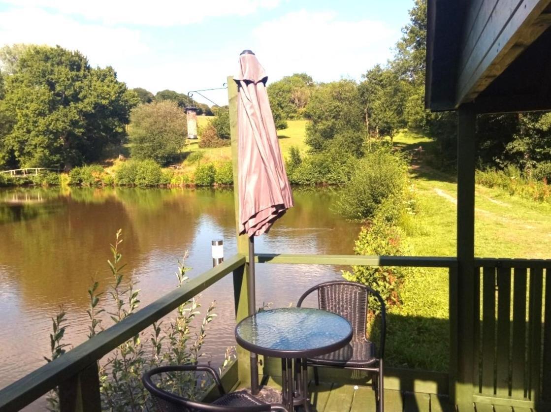 Charming Tranquil Shepherds Hut With Lakeside Balcony 'Roach' Uckfield Eksteriør billede