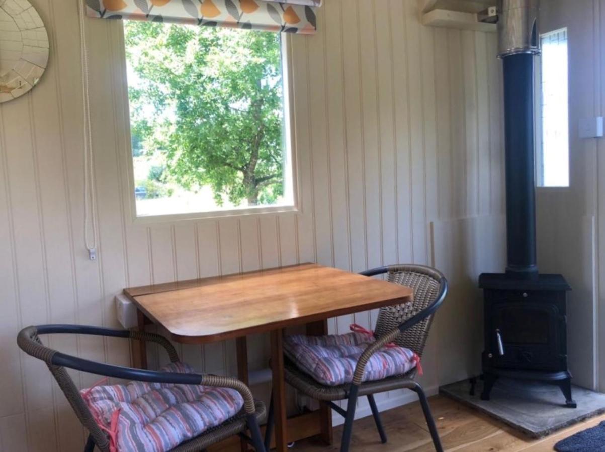Charming Tranquil Shepherds Hut With Lakeside Balcony 'Roach' Uckfield Eksteriør billede