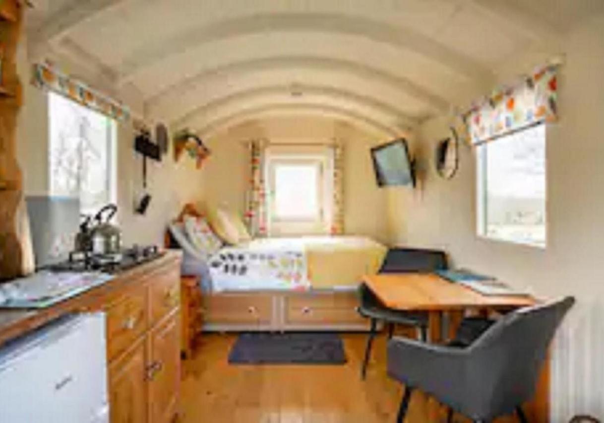 Charming Tranquil Shepherds Hut With Lakeside Balcony 'Roach' Uckfield Eksteriør billede