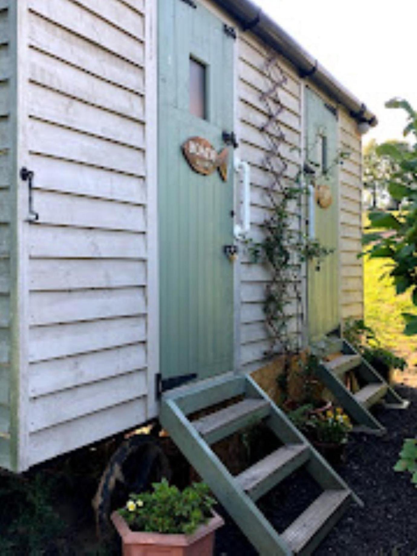 Charming Tranquil Shepherds Hut With Lakeside Balcony 'Roach' Uckfield Eksteriør billede
