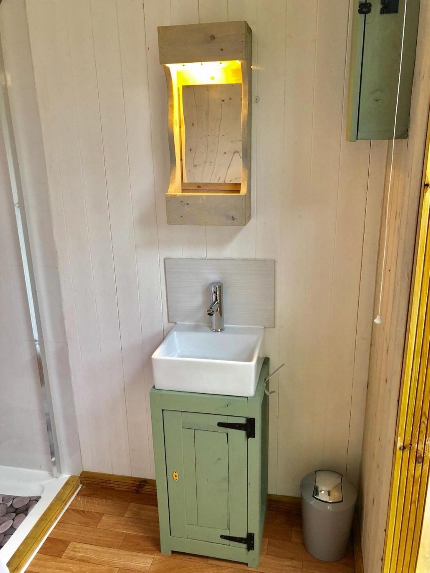 Charming Tranquil Shepherds Hut With Lakeside Balcony 'Roach' Uckfield Eksteriør billede